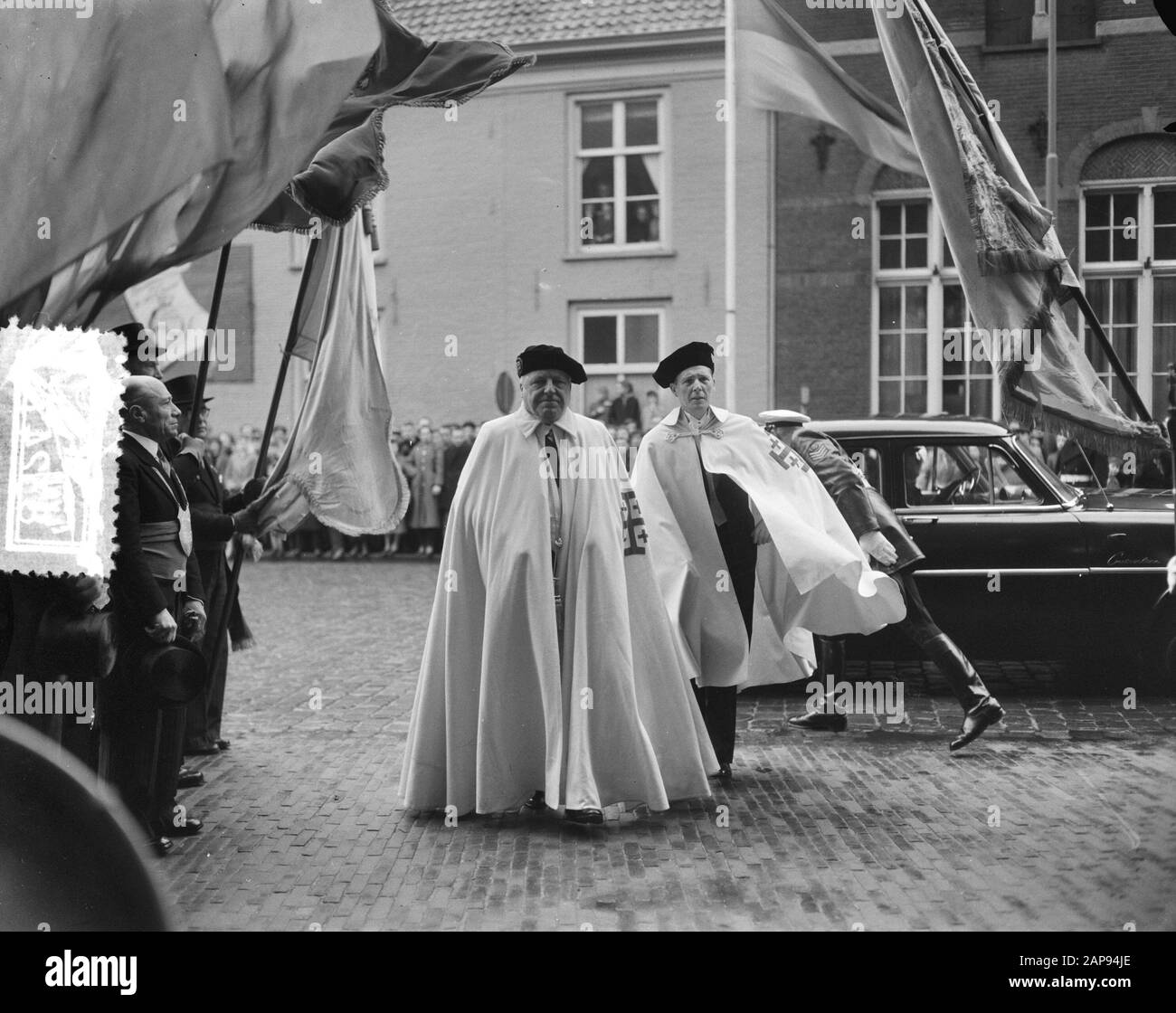 Leiter der Bischofsordination. W. M. Bekkers van den Bosch. Dr. L. N. Deckers und Prof. van der Ven, Ritter des Orden des Heiligen Grafs Datum: 12. Februar 1957 Ort: Den Bosch Schlüsselwörter: Bischofsverordnungen, Ritter Personenname: Deckers L N, Ven van der Stockfoto