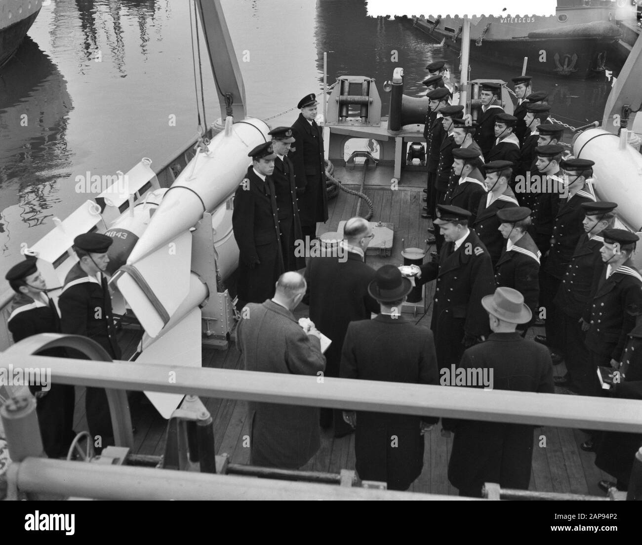 Buchung minesweeper Hr. Frau Dan. Lisse te Delfzijl Beschreibung: Crew steht im Amt. Der Kommandant empfängt etwas von einem Mann im zivilen Bereich. Anmerkung: Registrierungsnummer: M843 Datum: 22. Februar 1957 Ort: Delfzijl, Groningen (Provinz) Stichwörter: Marine, Minenräumer, Militärschiffe Stockfoto