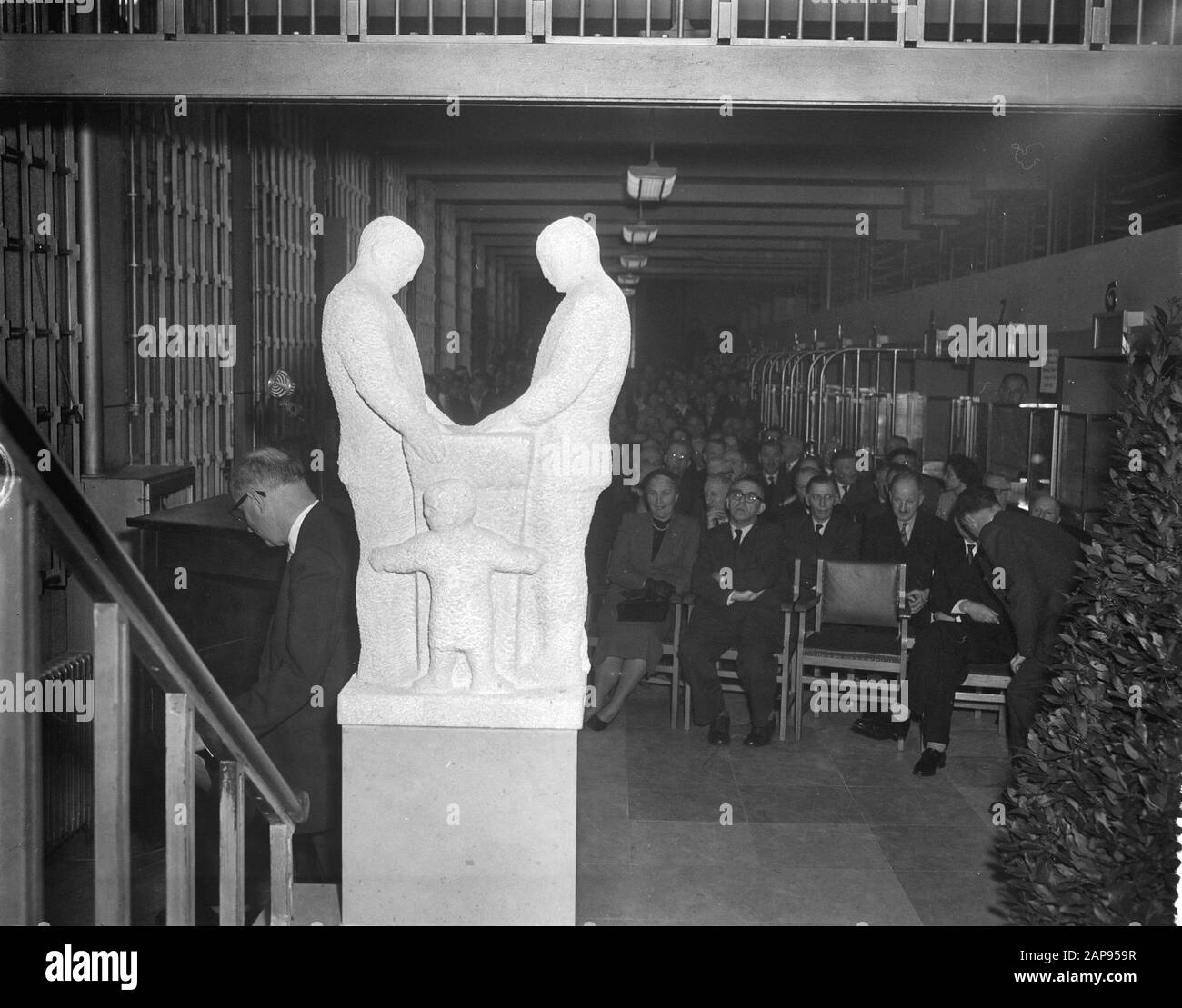 Stadtgiro zum 40-jährigen Jubiläum. Enthüllungsdenkmal von mej. E.M. van Bentum Datum: 19. März 1957 Ort: Amsterdam, Noord-Holland Schlüsselwörter: Banken, Jahrestage, Denkmäler, Enthüllungen persönlicher Name: Bentum, E.M. van Stockfoto