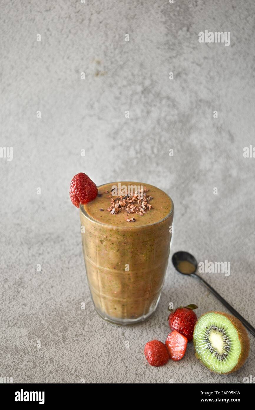 Erdbeer-Kiwi-Schokoladen-Smoothie in einem Maurer-Glas, gesunde organische Ernährung Essen und trinken, Gewichtsverlust Ernährung veganer vegetarischer Lebensstil heilen Stockfoto