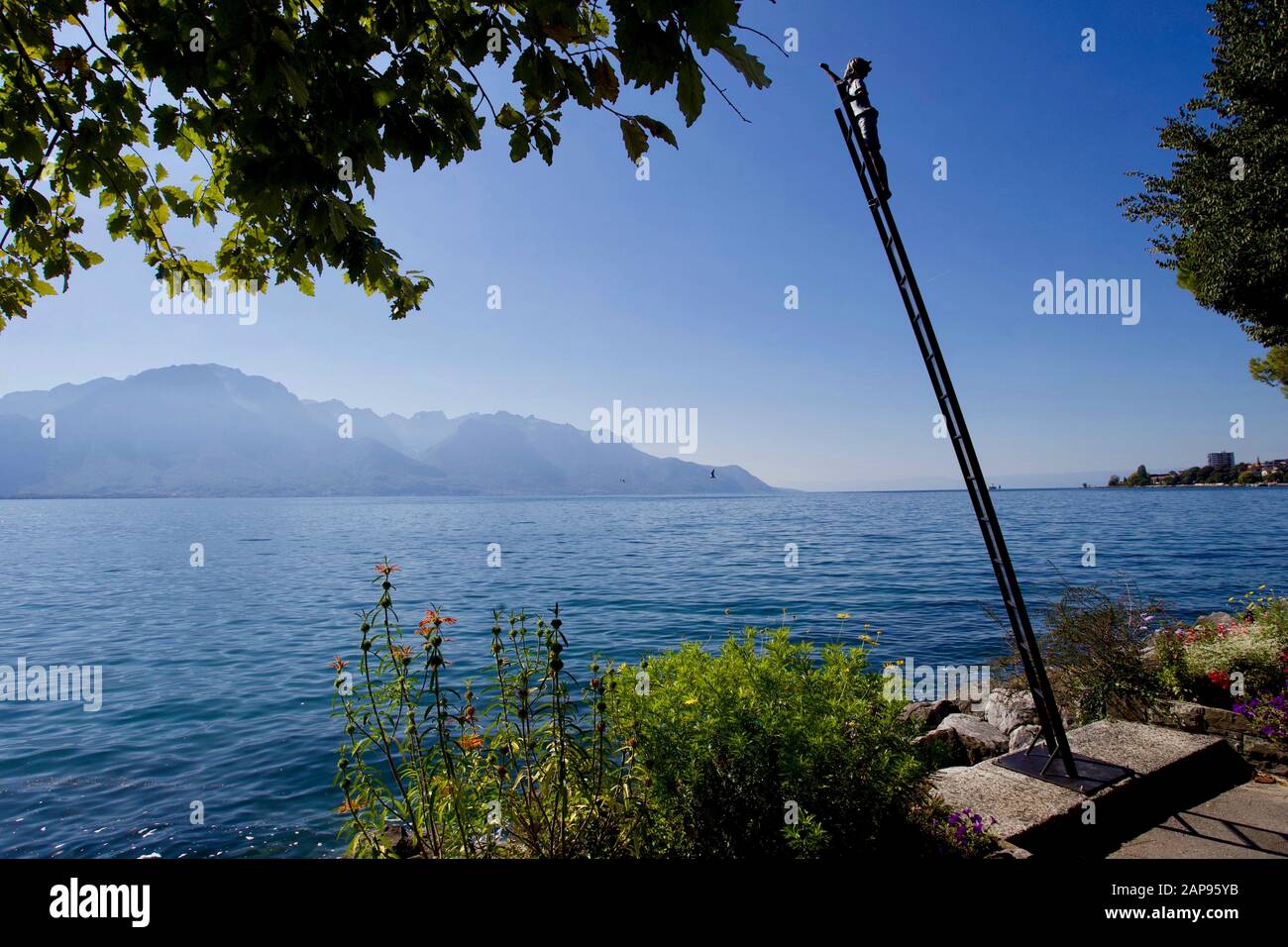 Skulptur mit einem Jungen auf der Leiter...Et si mA bille Žtait la Lune von Sara.H. Genfersee, Montreux, Kanton Waadt, Schweiz. Stockfoto