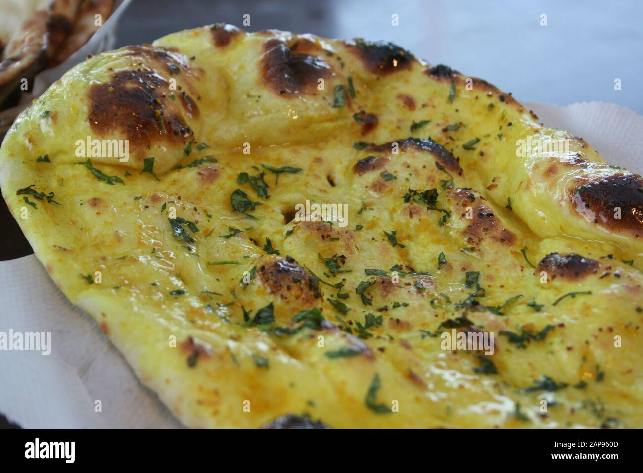 Indische Küche, Ostindische Küche, Butterhuhn, Naan, Naanenbrot, Brot, frisch gebacken, frischer Ofen gebacken Naan, Knoblauch naan, Knoblauchbutter naan, indisches Restaurant, I. Stockfoto