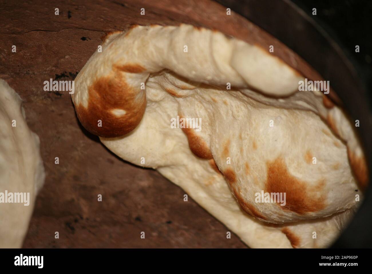 Indische Küche, Ostindische Küche, Butterhuhn, Naan, Naanenbrot, Brot, frisch gebacken, frischer Ofen gebacken Naan, Knoblauch naan, Knoblauchbutter naan, indisches Restaurant, I. Stockfoto