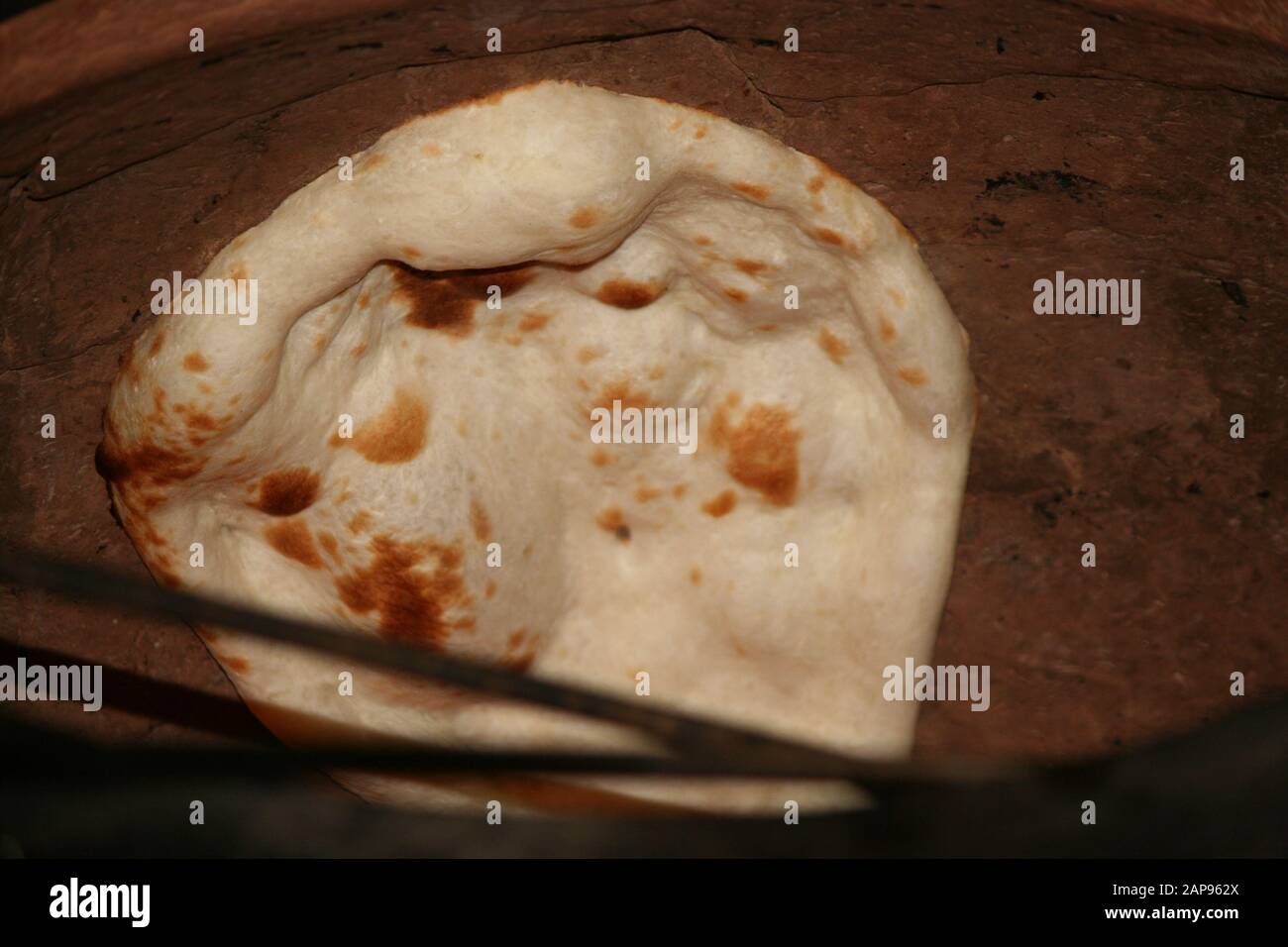 Indische Küche, Ostindische Küche, Butterhuhn, Naan, Naanenbrot, Brot, frisch gebacken, frischer Ofen gebacken Naan, Knoblauch naan, Knoblauchbutter naan, indisches Restaurant, I. Stockfoto