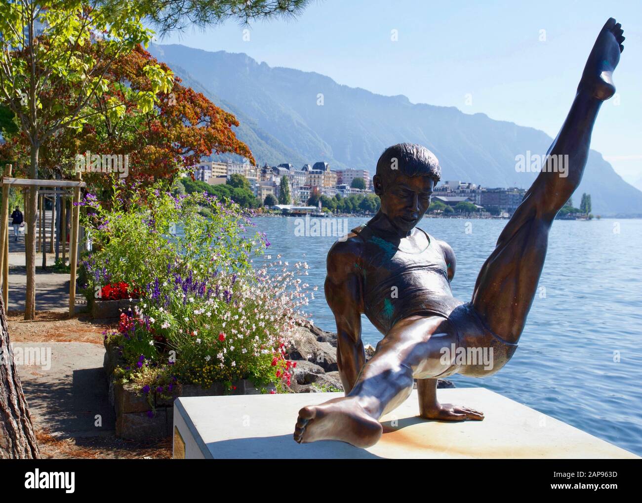 Li Ning Statue "le Prince de la gymnastique" von Sébastien Gouezigoux. Genfersee, Montreux, Kanton Waadt, Schweiz. Stockfoto