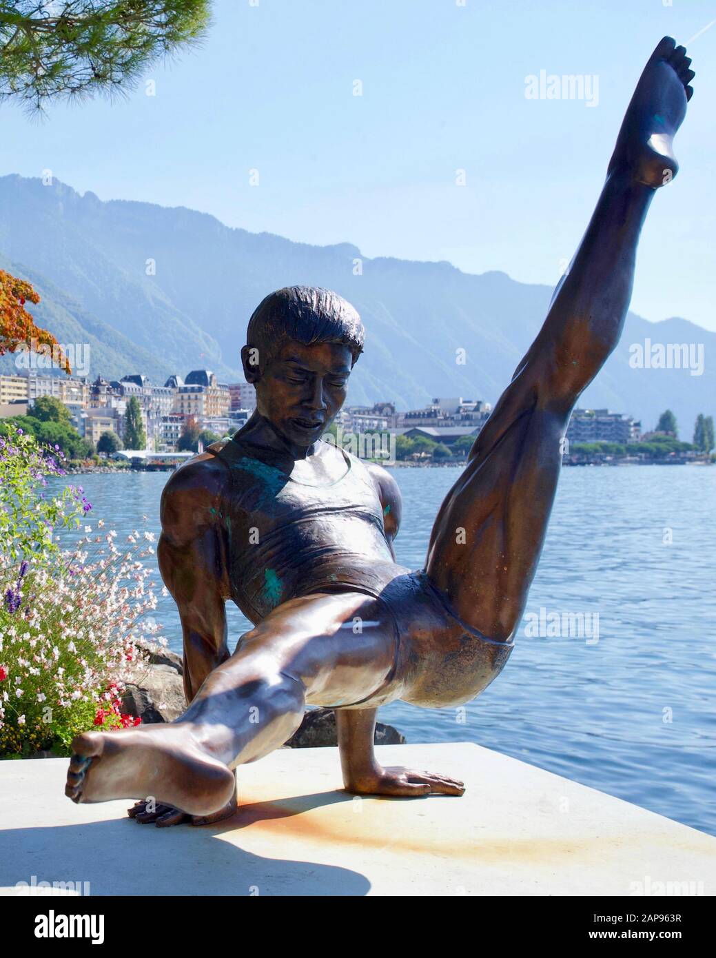 Li Ning Statue "le Prince de la gymnastique" von Sébastien Gouezigoux. Genfersee, Montreux, Kanton Waadt, Schweiz. Stockfoto