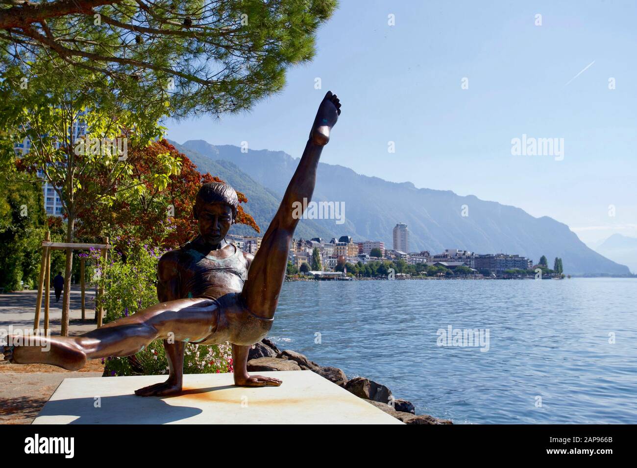 Li Ning Statue "le Prince de la gymnastique" von Sébastien Gouezigoux. Genfersee, Montreux, Kanton Waadt, Schweiz. Stockfoto