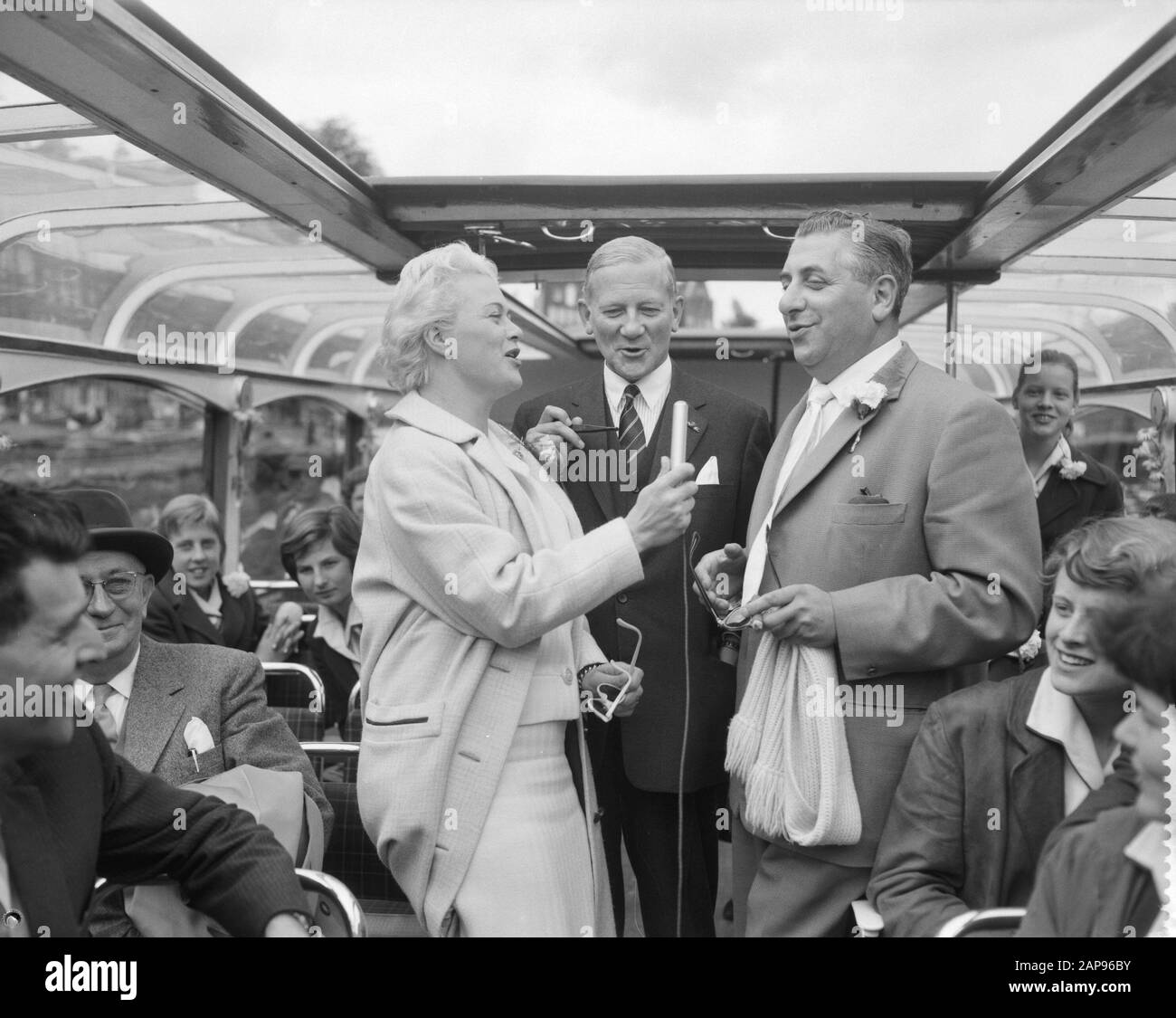 Bieten Sie dem Bürgermeister Van Hall ein 35.000. Album in voller Länge von Mr. W.F. an Shokking, präsident der Prinz-Bernhard-Stiftung Beschreibung: Annie de Reuver, Maup Caransa und Max van Prag bei einer Kreuzfahrt durch die Kanäle von Amsterdam. Direkt neben ihnen Mitglieder des Chores Sweet Sixteen Annotation: Subject: The ACTION LONG PLAYPLATE TBV PRINS BERNHARDFOUNDATION Datum: 12. Juni 1958 Ort: Amsterdam, Noord-Holland Schlüsselwörter: Interviews, Kanalboote, Sänger, Personenname: Caransa, Maup, Prag, Max van, Reuver, Annie de Stockfoto