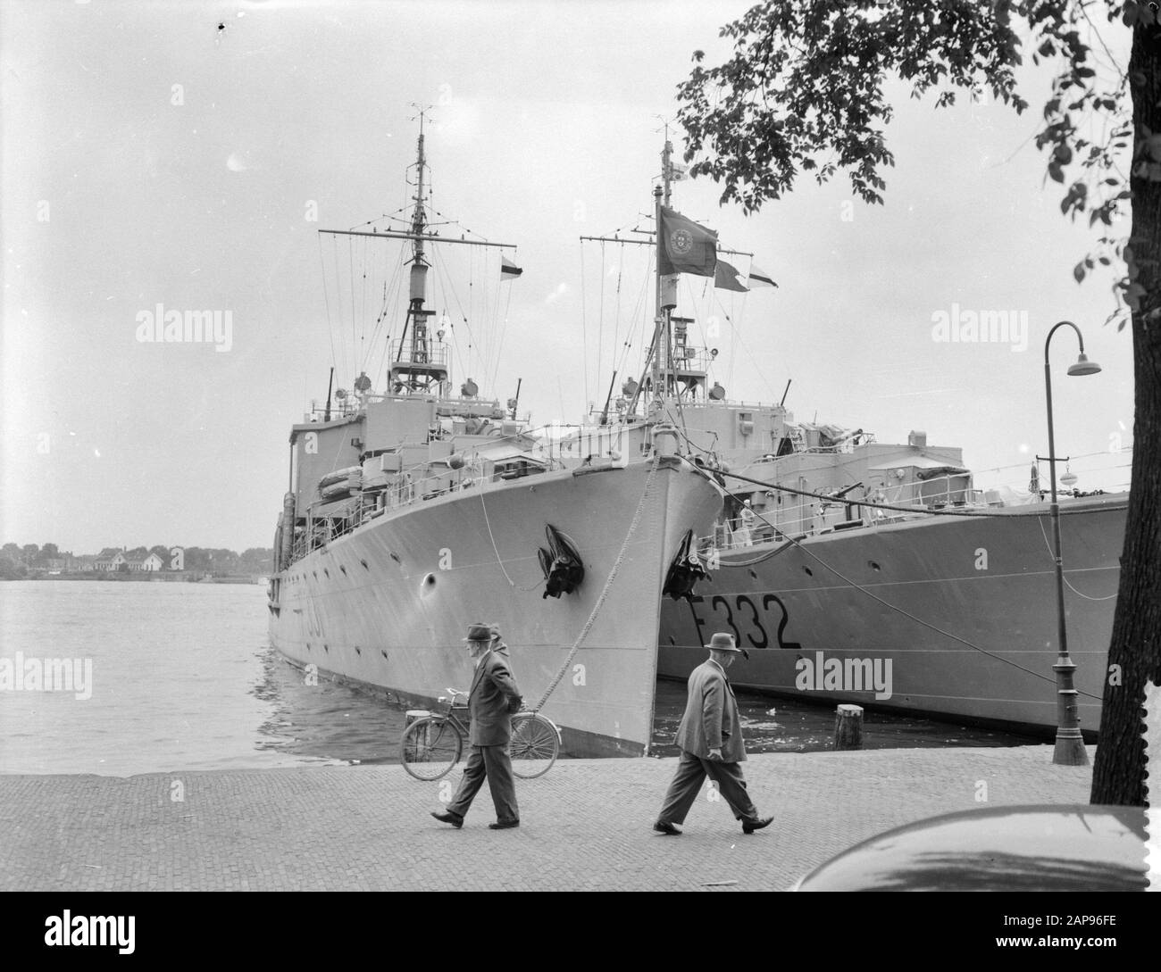 Unbekannte Beschreibung: Ankunft der portugiesischen Kriegsschiffe in Amsterdam Datum: 7. Juli 1958 Ort: Amsterdam, Noord-Holland Schlüsselwörter: Kriegsschiffe Stockfoto