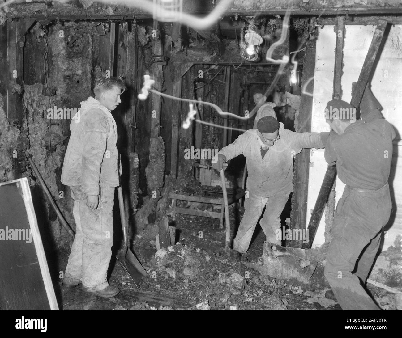Feuer an Bord der Frau Prinzessin Irene in Hardinxveld Giessendam Datum: 9. Dezember 1958 Ort: Giessendam, Hardinxveld Schlagwörter: Brand Personname: Irene, Prinzessin Stockfoto