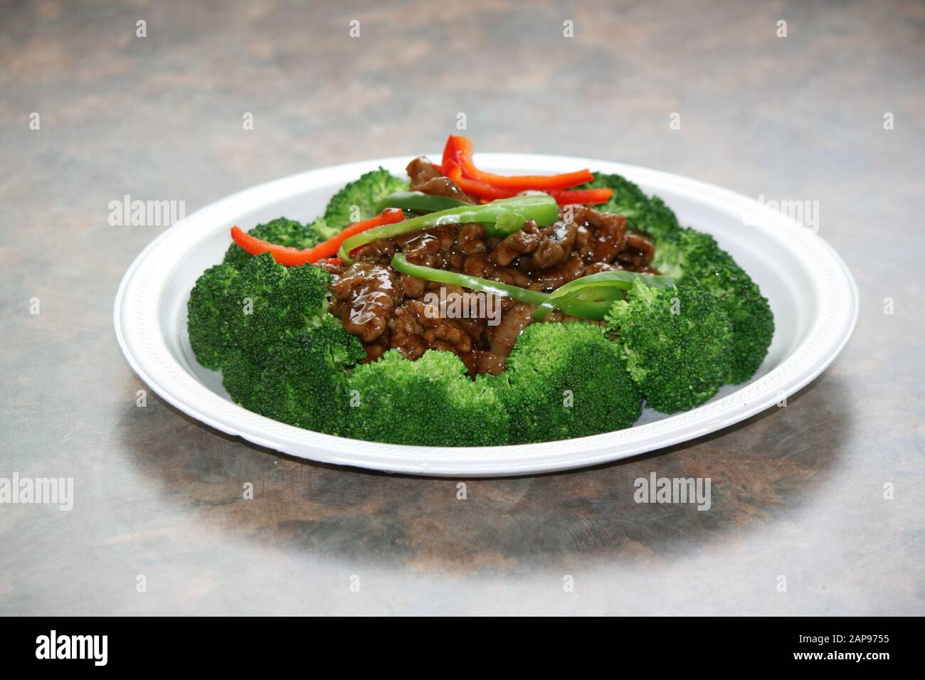 Asiatische oder chinesische Speisen oder rühren Sie Pommes Frites beim Ausziehen oder Essen im Restaurant Stockfoto