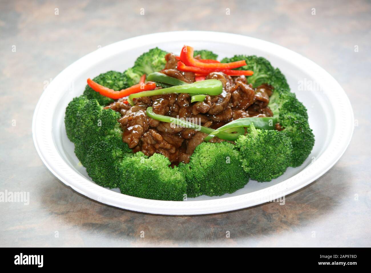 Asiatische oder chinesische Speisen oder rühren Sie Pommes Frites beim Ausziehen oder Essen im Restaurant Stockfoto