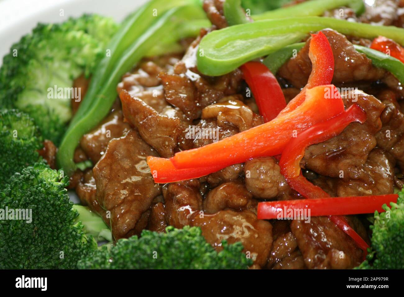 Asiatische oder chinesische Speisen oder rühren Sie Pommes Frites beim Ausziehen oder Essen im Restaurant Stockfoto