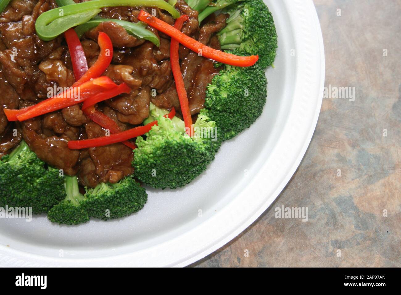 Asiatische oder chinesische Speisen oder rühren Sie Pommes Frites beim Ausziehen oder Essen im Restaurant Stockfoto