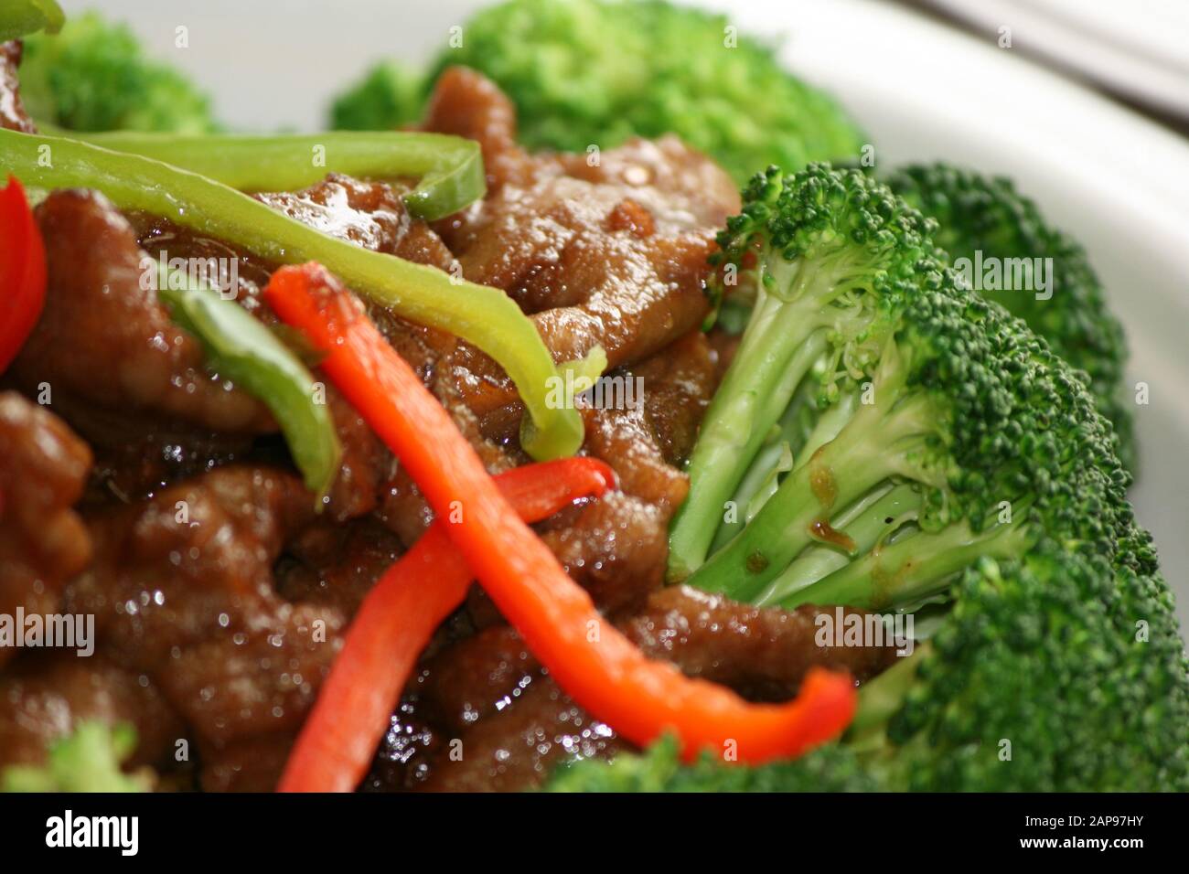 Asiatische oder chinesische Speisen oder rühren Sie Pommes Frites beim Ausziehen oder Essen im Restaurant Stockfoto