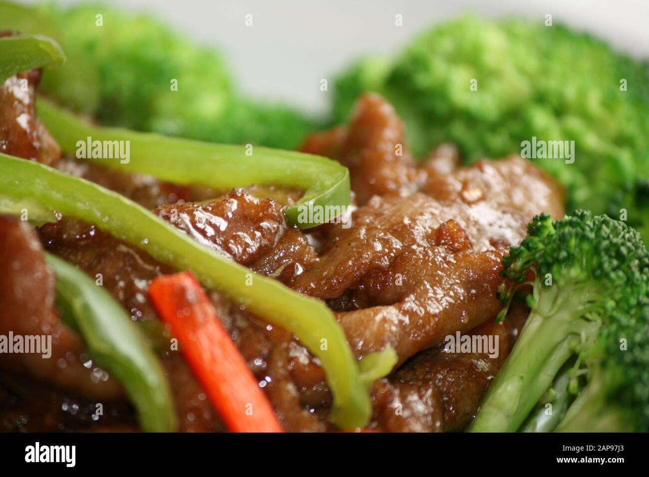 Asiatische oder chinesische Speisen oder rühren Sie Pommes Frites beim Ausziehen oder Essen im Restaurant Stockfoto