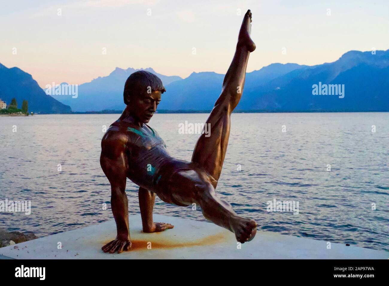 Li Ning Statue "le Prince de la gymnastique" von Sébastien Gouezigoux. Genfersee, Montreux, Kanton Waadt, Schweiz. Stockfoto