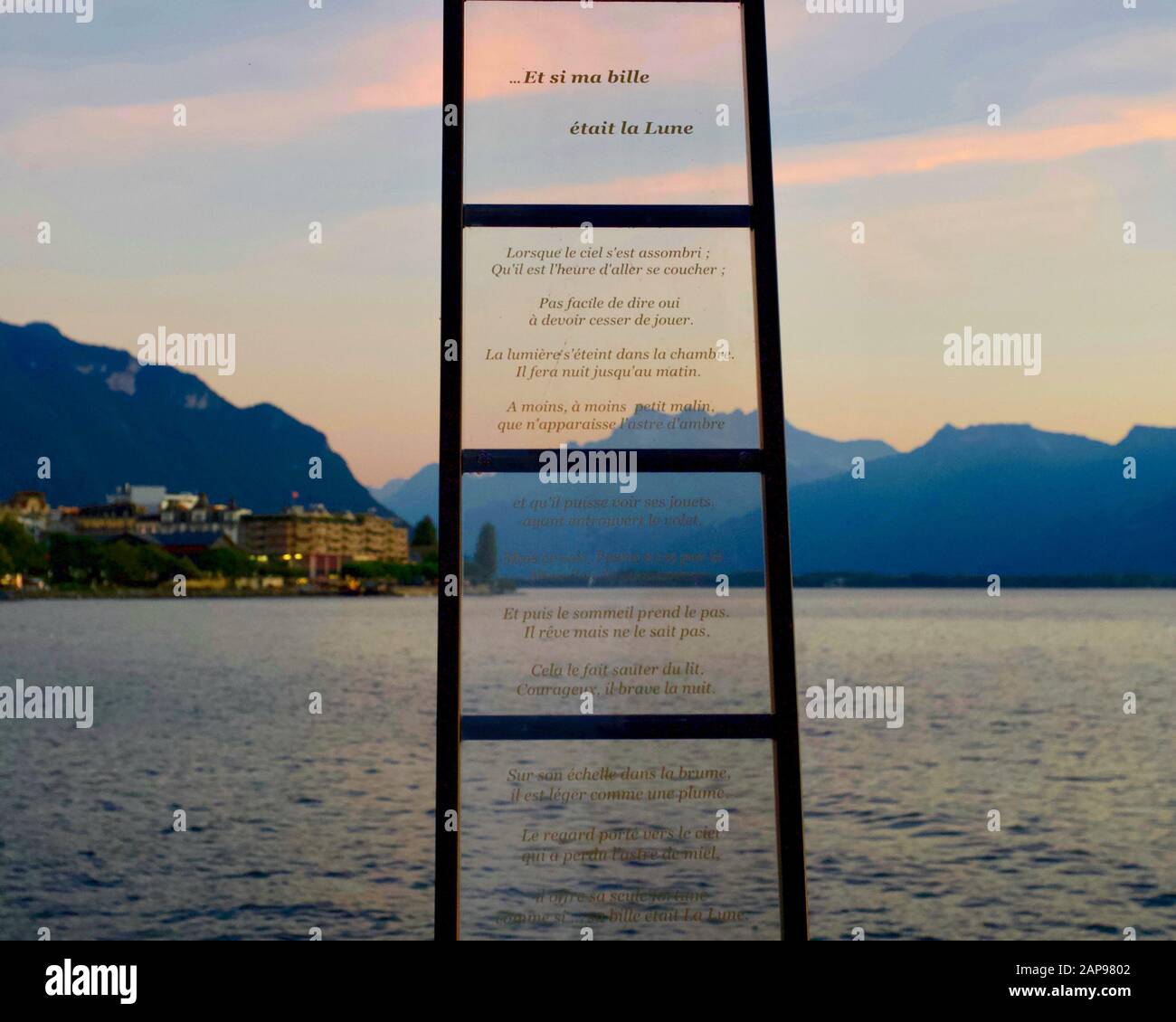 Skulptur mit einem Jungen auf der Leiter...Et si mA bille Žtait la Lune von Sara.H. Genfersee, Montreux, Kanton Waadt, Schweiz. Stockfoto