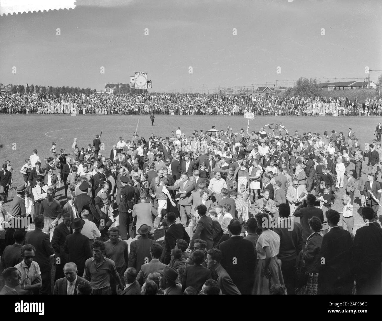 Entscheidungsspiel Gouda gegen Sparta 2-1, Spieler von Gouda auf den Schultern Datum: 24. Mai 1959 Schlagwörter: Sport, Fußball Stockfoto