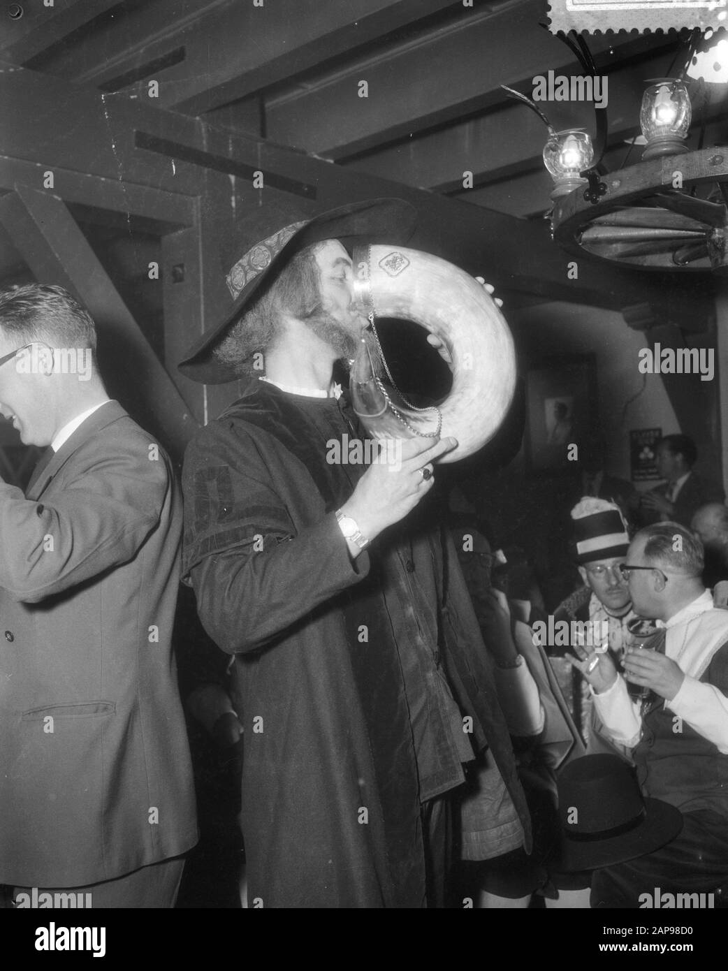 Beginn der Festlichkeiten in Amersfoort zum siebenhundertsten Jubiläum, Direktor der Brauerei M. Korthals Altes trinkt Bier aus einem Kuhhorn Datum: 12. Juni 1959 Stockfoto