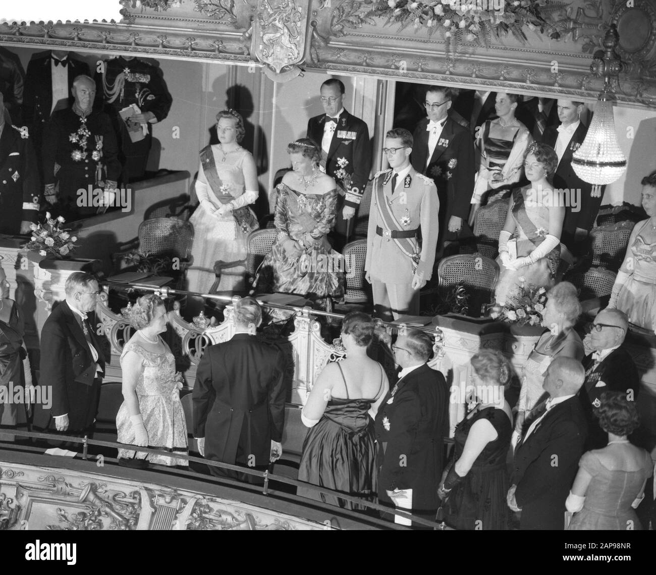 Ankunft der Royal Company im Stadttheater, die leitenden Gäste in der Loge beim Spielen der Volkslieder Datum: 9. Juli 1959 Stockfoto