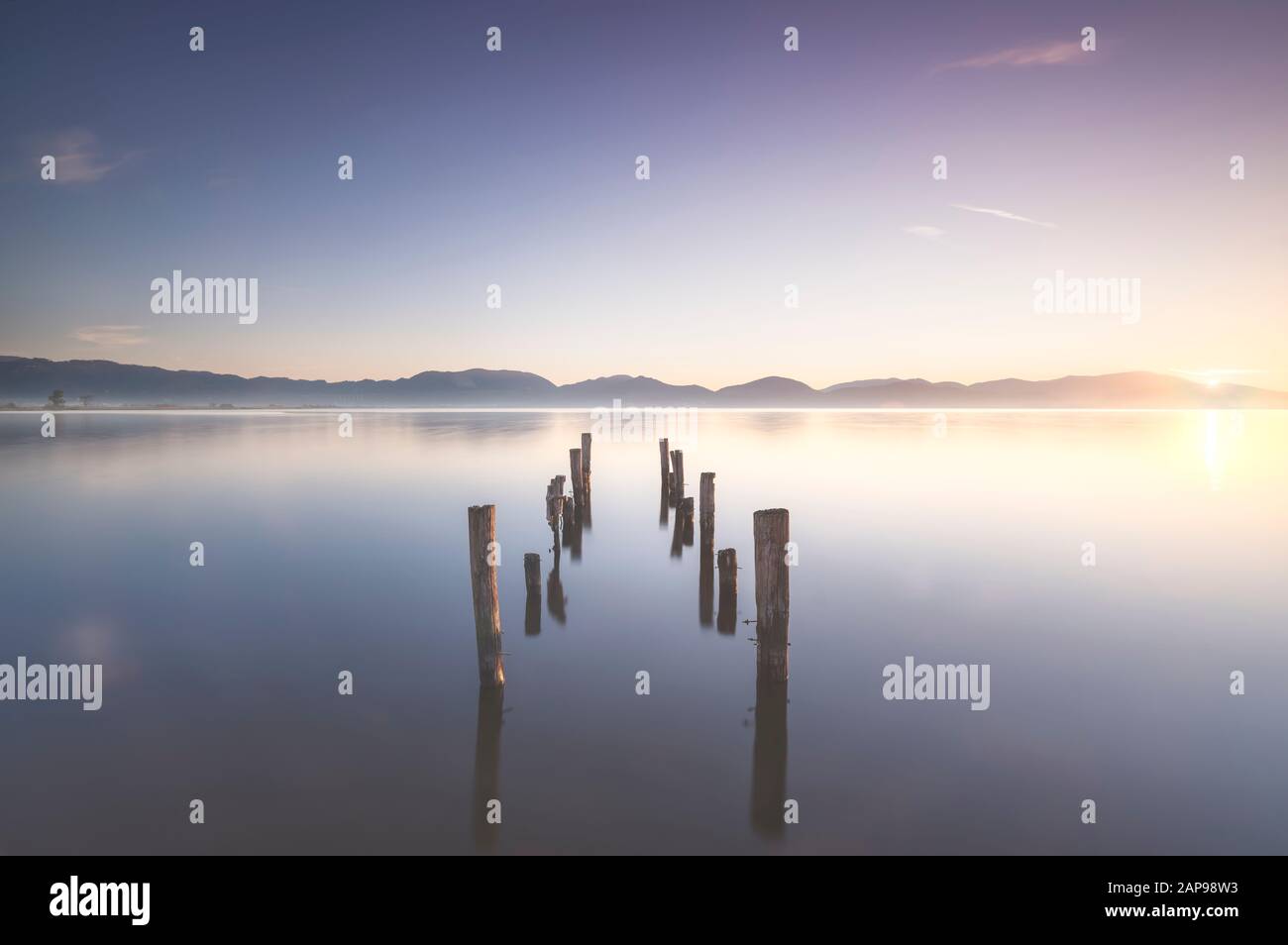 Hölzerne Seebrücke oder Jetty bleibt und den See bei Sonnenaufgang. Lange Belichtung. Torre del Lago Puccini, Versilia, Massaciuccoli See, Toskana, Italien, Europa Stockfoto