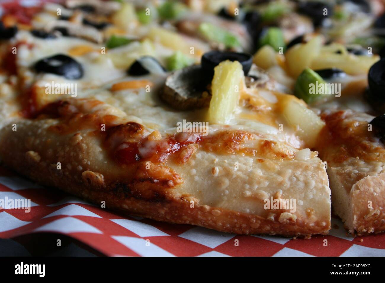 Frische Pizza mit Pfefferoni, Pilzen, Wurst, Pizza saus Mozzarella Stockfoto