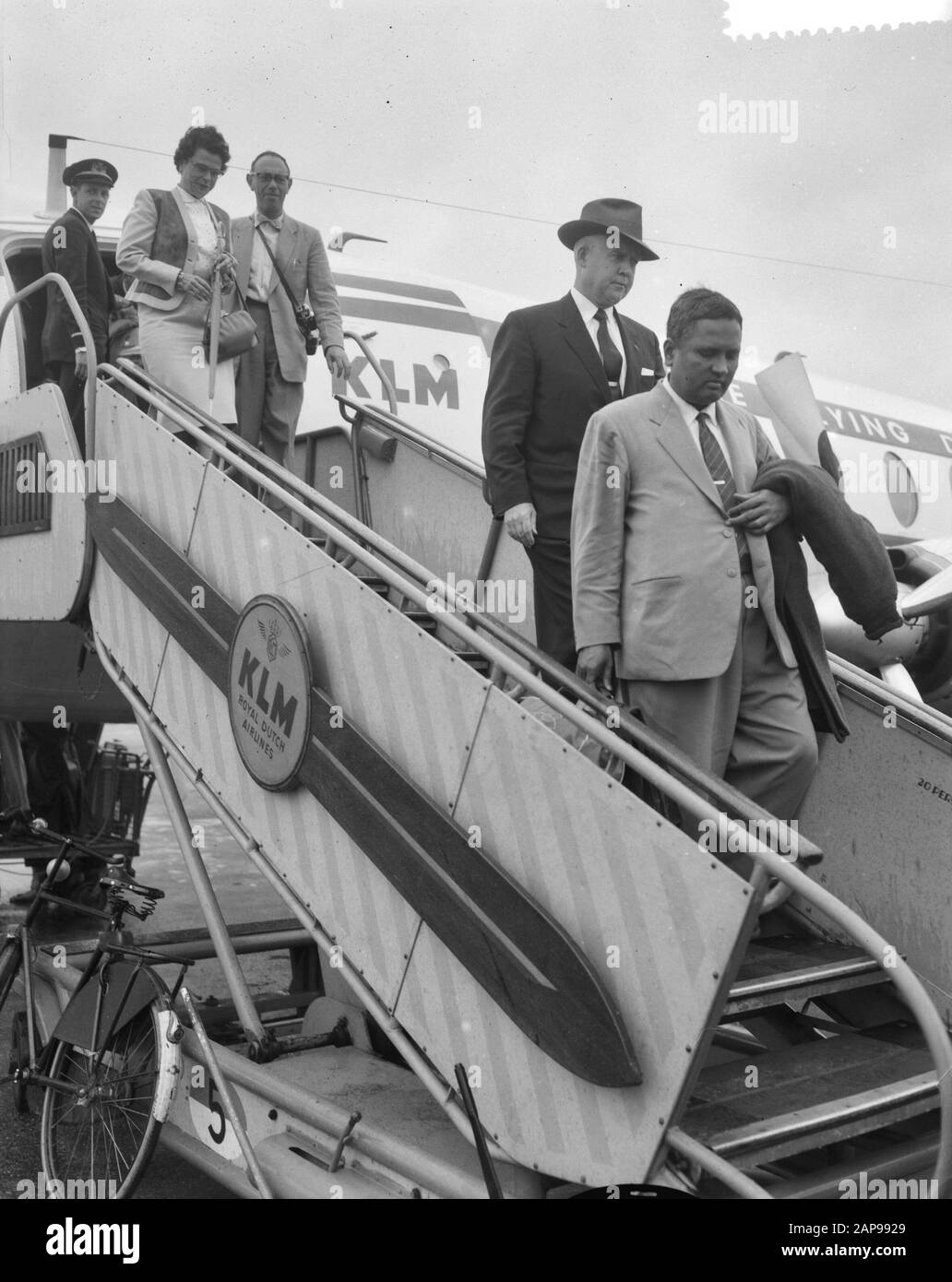 Ankunft in Schiphol von Rear Admiral F. L. Johnson Datum: 14. August 1959 Ort: Schiphol Schlüsselwörter: Offiziere, Flughäfen persönlicher Name: Johnson, F.L. Stockfoto