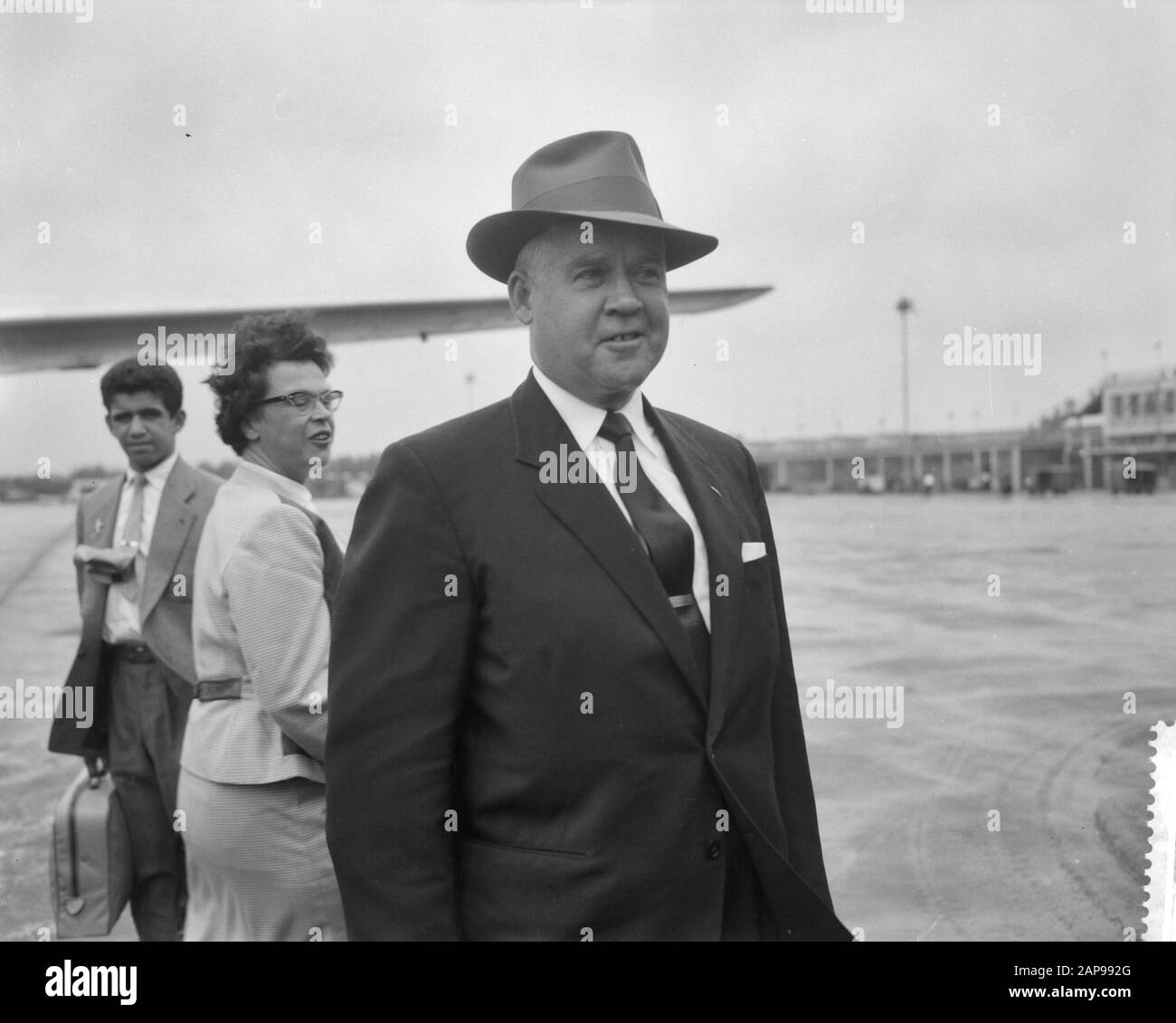 Ankunft in Schiphol von Rear Admiral F. L. Johnson auf dem Weg zum Stationsgebäude Datum: 14. August 1959 Standort: Schiphol Schlüsselwörter: Offiziere, Flughäfen persönlicher Name: Johnson, F.L. Stockfoto