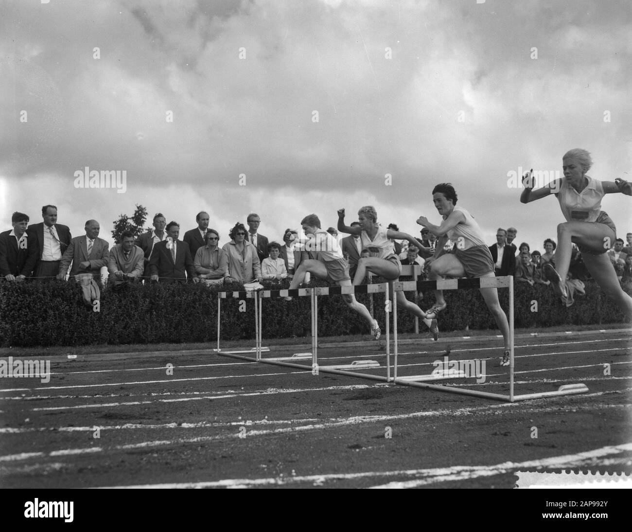 Leichtathletik-Wettbewerbe der Frauen Niederlande gegen Schweden in Vlaardingen, 80 m Hürden v.l. Motter (1), Cederstrom (2) und Van de Bosch (3) Datum: 2. August 1959 Stockfoto