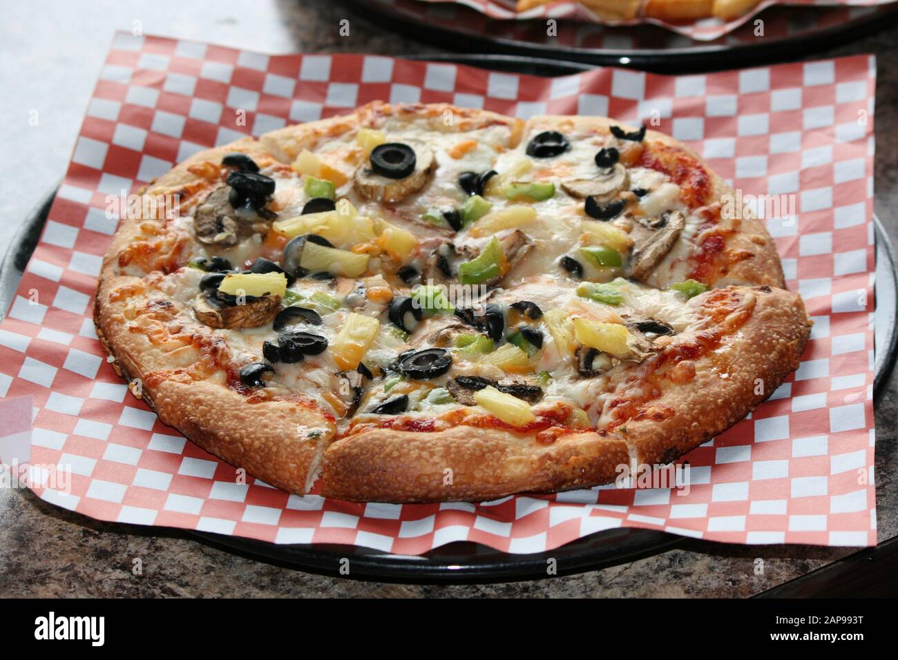 Frische Pizza mit Pfefferoni, Pilzen, Wurst, Pizza saus Mozzarella Stockfoto