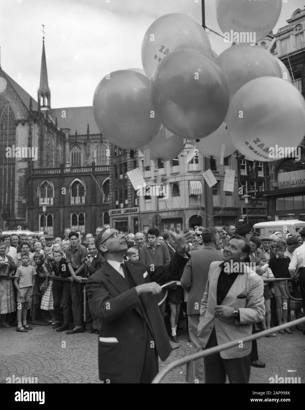 Dam tot Dam Race, erster Tag. Anmerkung: Am 27. August 1959 fand das allererste STAUDAMMRENNEN statt. Die Veranstaltung war eine Initiative der Gemeinden Amsterdam und Zaandam als spielerischer Protest gegen die fehlende Verbindung zwischen Amsterdam und Zaandam. Sie wollten Druck auf die Regierung ausüben, um den Coentunnel schnell zu realisieren. Die Teilnehmer mussten eine Route von der Zaanse Dam zum Amsterdamer Dam nehmen, auf der alle möglichen Schiffe und Schiffe erlaubt waren. Viele prominente Persönlichkeiten nahmen an dem Rennen Teil, wie Sänger Teddy Scholten, Dichter Simon Vinkenoog und Zeichner Opland. Das Jo Stockfoto