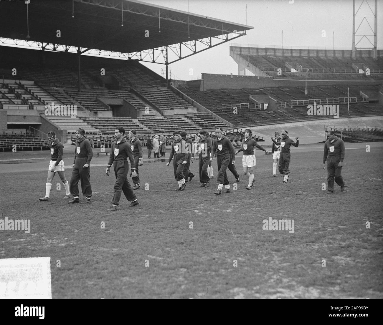Brasilianische Fußballvereine im Stadion Amsterdam (Presse-Place) Datum: 10. april 1951 Ort: Amsterdam, Noord-Holland Schlagwörter: Stadions, Fußballvereine, Sport Stockfoto