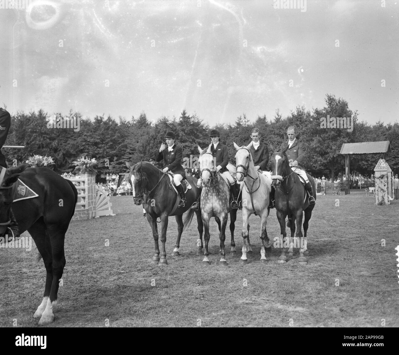 CHIO in Rotterdam, D. Broomer auf Wildfire II und D. Barker auf Franco Datum: 6. September 1959 Standort: Rotterdam, Zuid-Holland Schlüsselwörter: Reiten, Sport persönlicher Name: Barker D., Broomer D., Franco, Wildfire Ii Institutionenname: CHIO Stockfoto