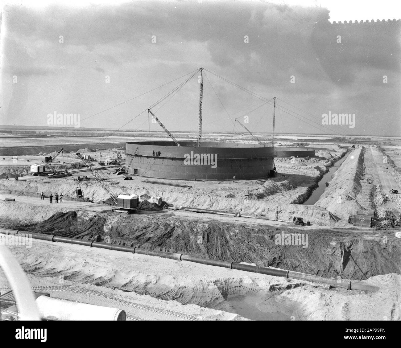 Errichtung des Europoorthaven an der Einmündung der niederländischen Tiefbaustelle Datum: 25. September 1959 Stichworte: Öllagerplatz Personenname: Europoorthaven, HOLLANDS TIEFE Stockfoto