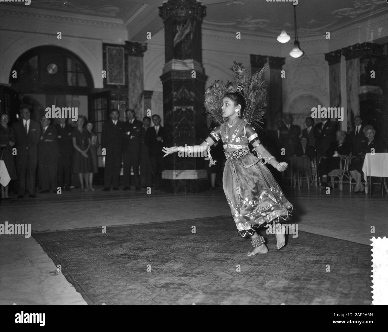 10 Jahre Unesco Center Nederland, 9 Jahre alt Sathti Kaul danst Datum: 27. Oktober 1959 Personenname: Sathti Kaul Institution Name: UNESCO Stockfoto