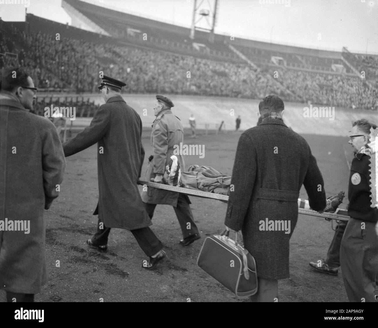 Blau-weiß-PSV 1-1, Wiersma (PSV) verletzt Datum: 22. November 1959 Ort: Amsterdam Schlagwörter: Verletzungen, Sport, Fußball Personenname: Wiersma, Roel Stockfoto