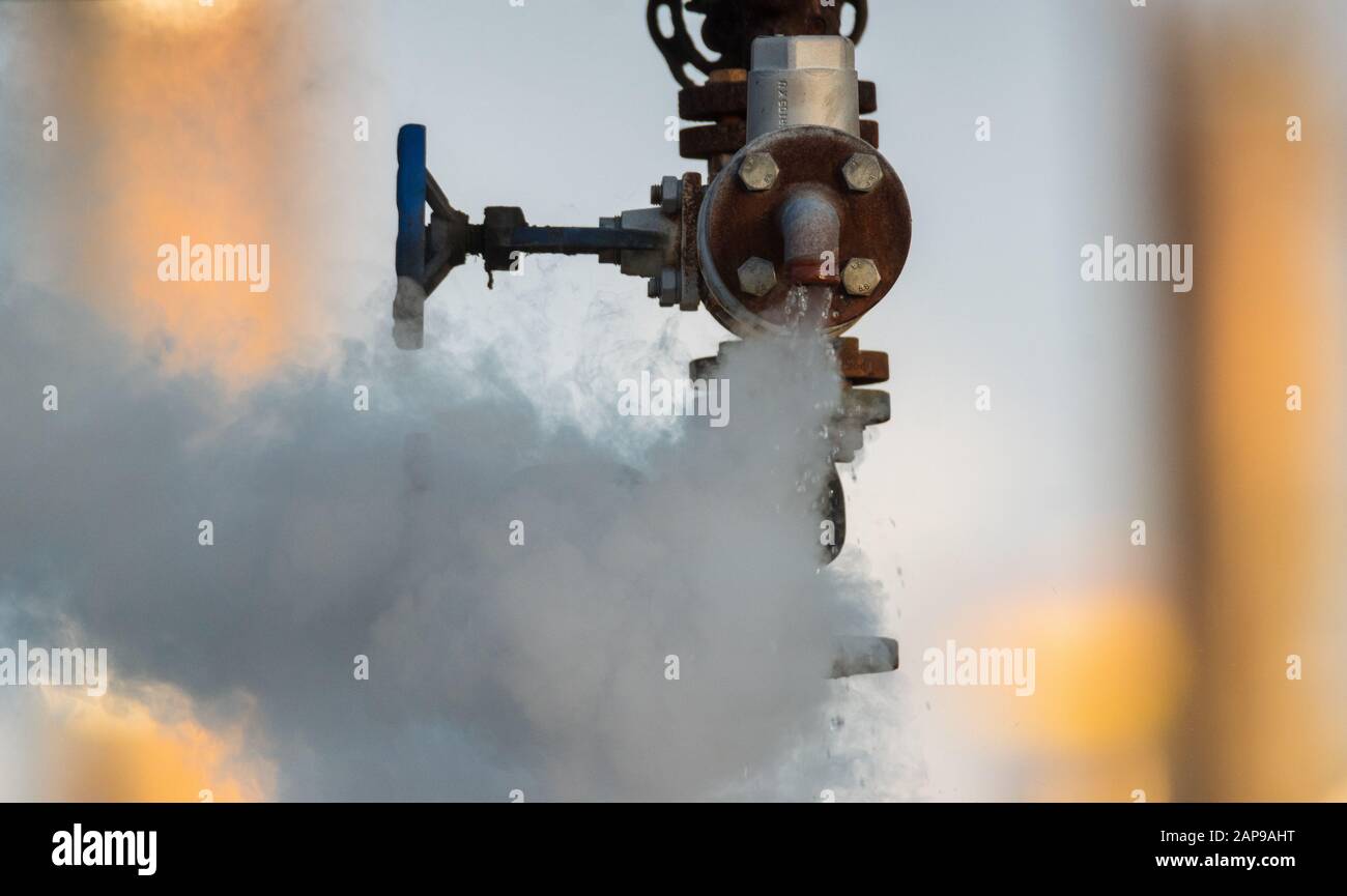 Ein defekter Schieber im Werk Hydraulikanlage undicht heiße Flüssigkeit und Dampf unter enormen Druck Stockfoto