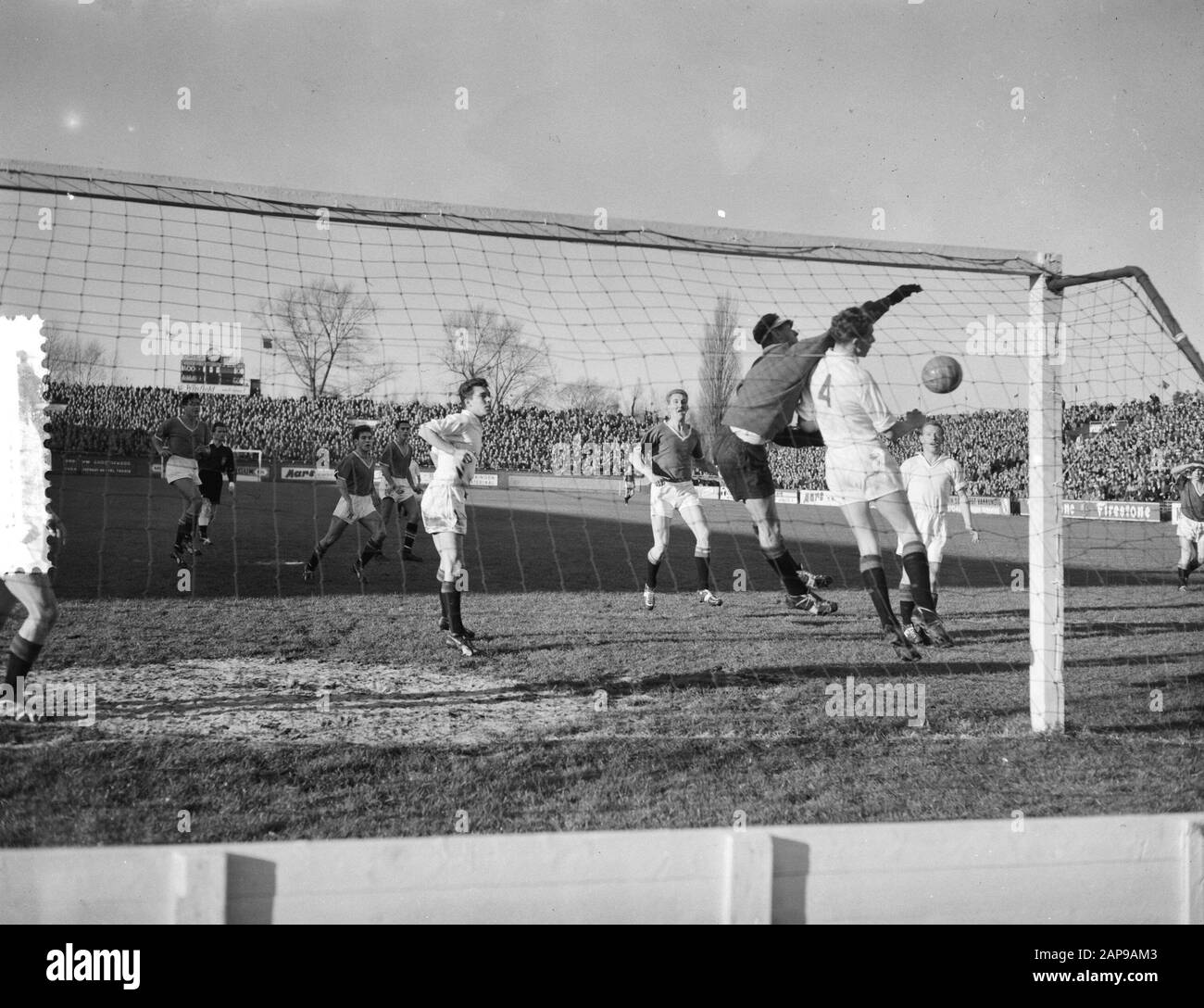 AJAX gegen ADO 3-0, erstes Tor Ajax Datum: 29. November 1959 Schlagwörter: Sport, Name der Fußballeinrichtung: ADO, AJAX Stockfoto