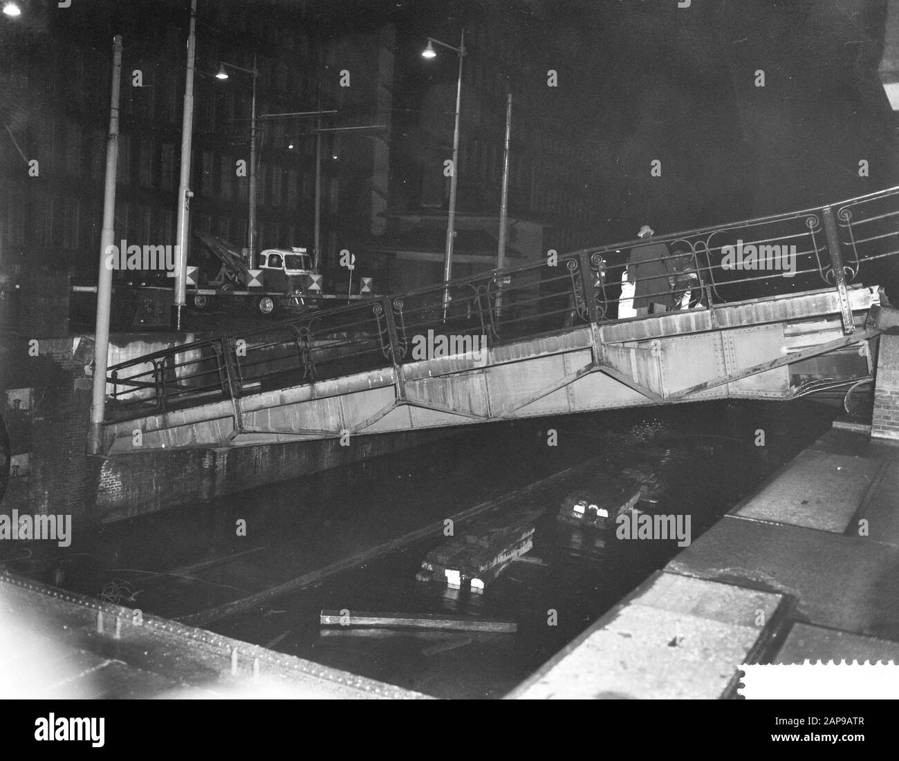 Brücke der Parkschleusen in Rotterdam brach durch Abbruch eines Gegengewichts zusammen Datum: 23. Dezember 1959 Standort: Rotterdam, Zuid-Holland Schlüsselwörter: Brücke, Abbau, Gegengewichte Stockfoto