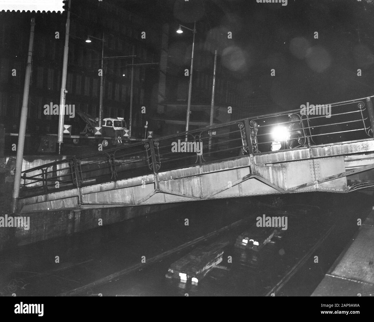 Brücke der Parkschleusen in Rotterdam brach durch Abbruch eines Gegengewichts zusammen Datum: 23. Dezember 1959 Standort: Rotterdam, Zuid-Holland Schlüsselwörter: Brücke, Abbau, Gegengewichte Stockfoto