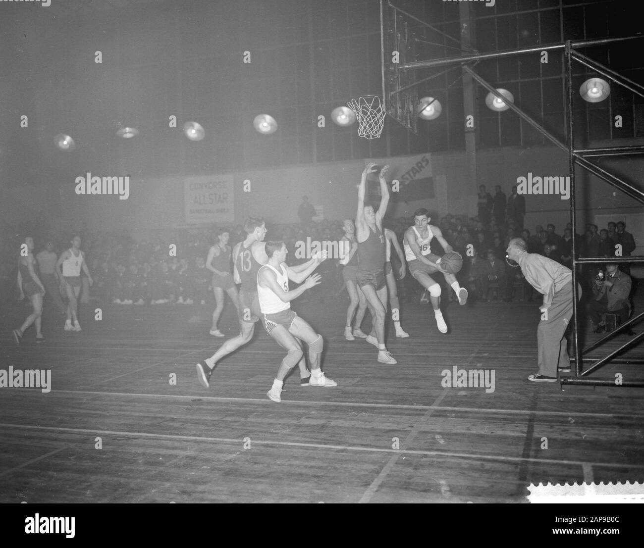 Basketballspiel Niederlande gegen Antwerpen Datum: 30. Dezember 1959 Schlagwörter: Basketballspiele Stockfoto