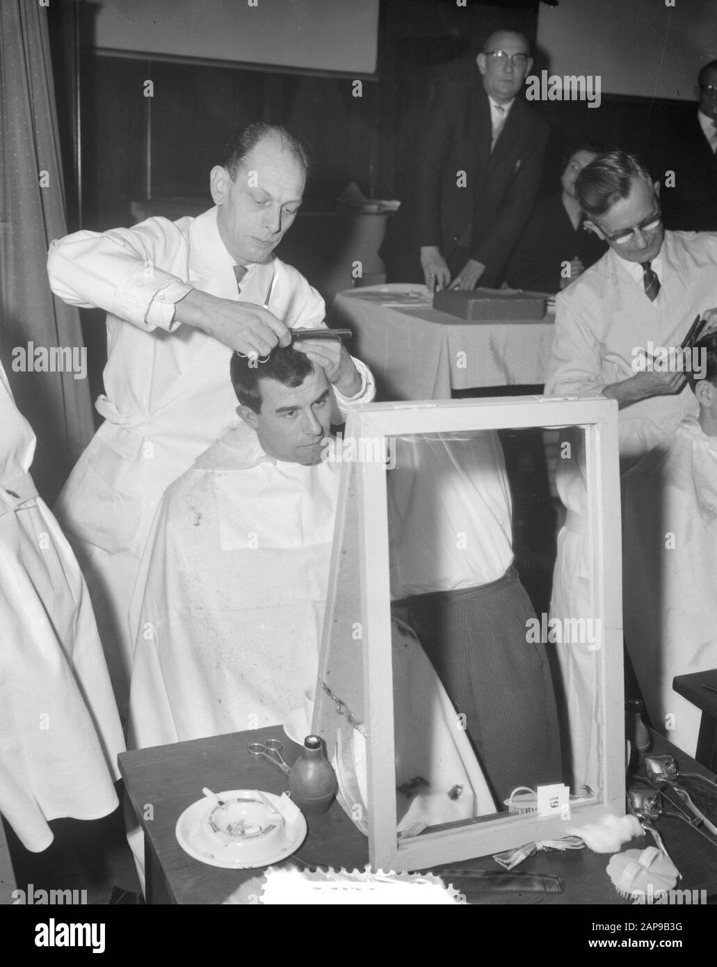 Coentje Moulijn als Friseurmodell Von Friseur De Wijn während des Städtespiels Datum: 19. Januar 1960 Schlagwörter: Friseure, Fußballer persönlicher Name: Moulijn, Coen Stockfoto