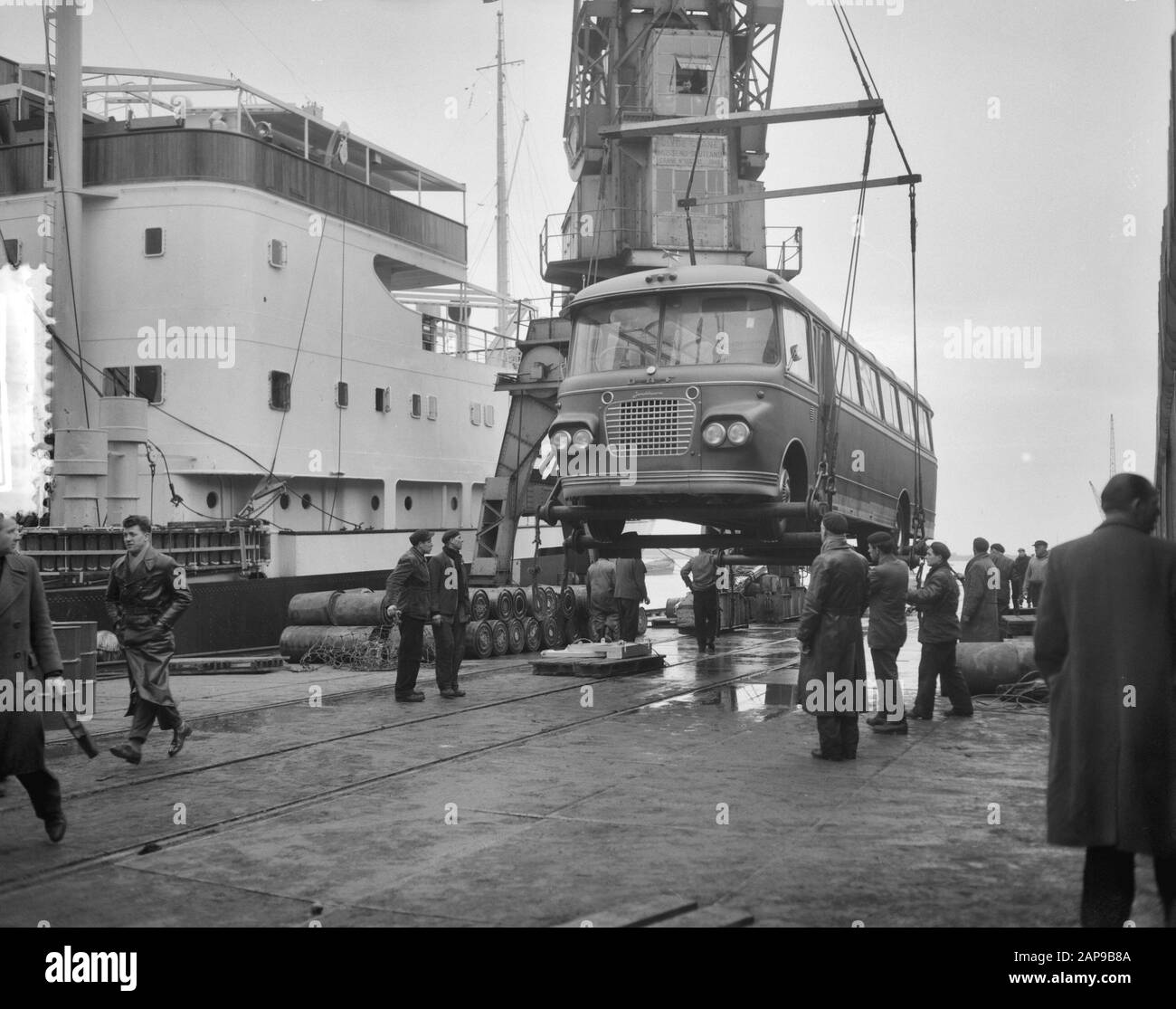 DAF-Busse, die in Solan in Amsterdam umgeladen wurden Datum: 24. Januar 1960 Standort: Amsterdam, Noord-Holland Personenname: DAF-Busse Stockfoto