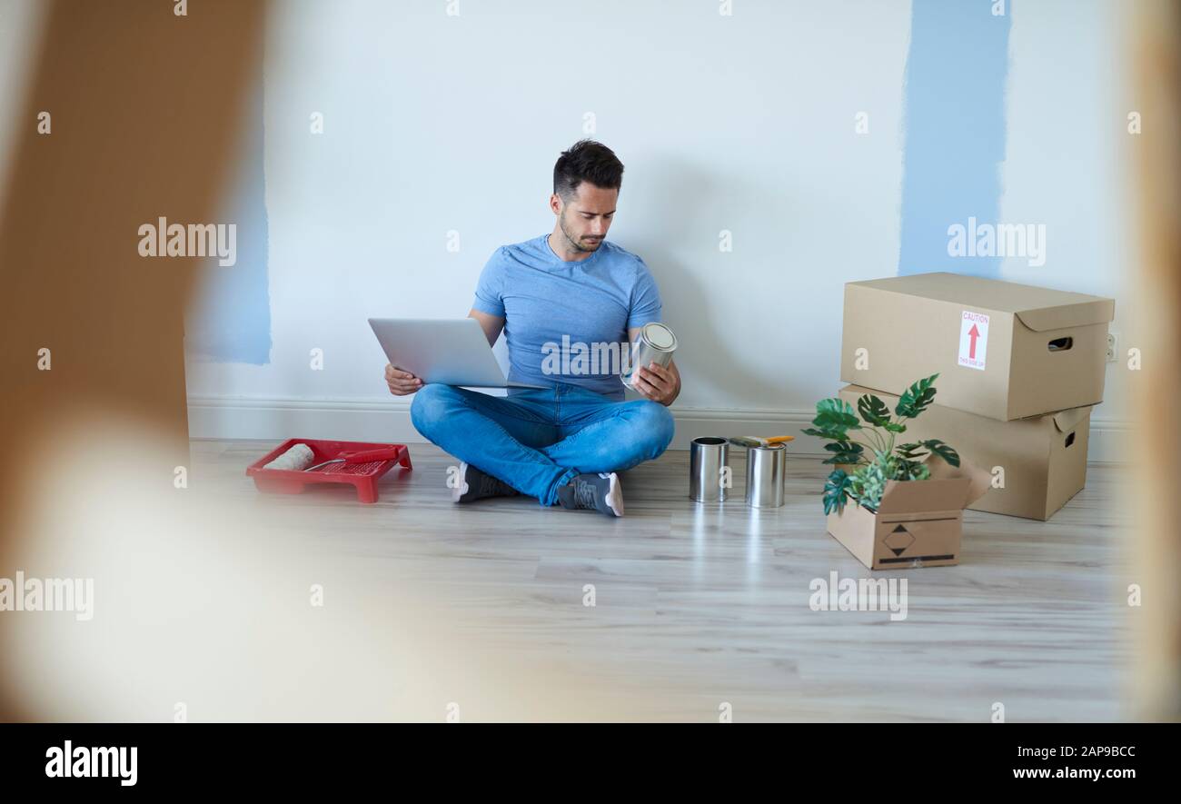 Mann renoviert seine neue Wohnung Stockfoto