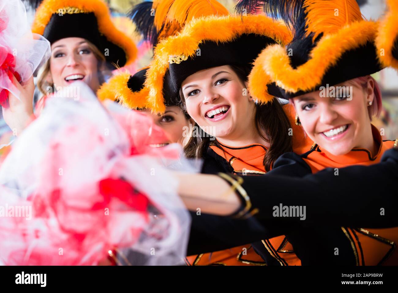 Deutsche traditionelle Tanzgruppe in Funkenmariechen Karneval Stockfoto