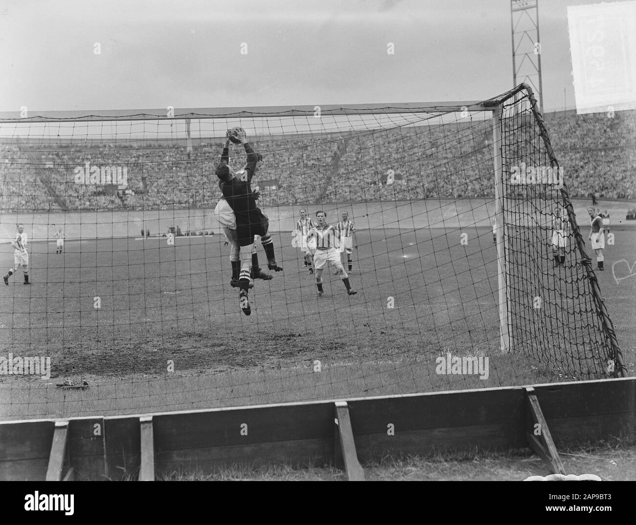 Blauw-Wit gegen Heerenveen 3-1 Zweites Blau-Weiß-Tor Datum: 27. Mai 1951 Schlagwörter: Tore, Sport, Fußball-Personalname: Heerenveen Institutionname: Blau-Witz Stockfoto