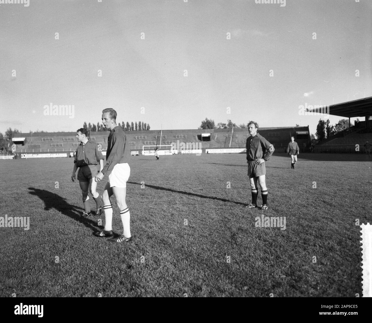 AJAX trainiert für den Entscheidungswettbewerb gegen Feyenoord Datum: 24. Mai 1960 Schlagwörter: Sport, Name der Fußballeinrichtung: Feyenoord Stockfoto