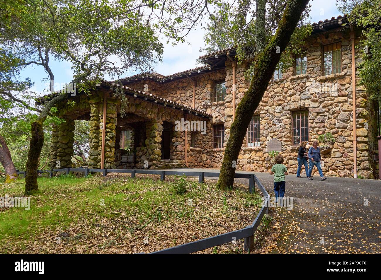 Besucher außerhalb des Museums im Jack London State Historic Park in Glen Ellen, Sonoma County, Kalifornien. Stockfoto