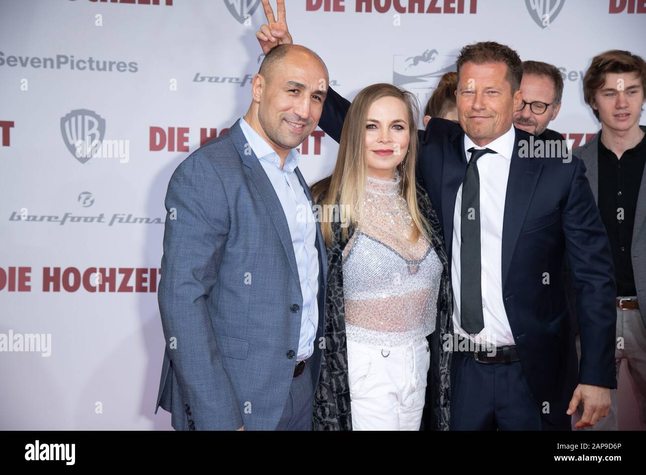 Arthur Abraham und Regina Halmich, Til Schweiger bei der Weltpremiere des Kinofilms DIE HOCHZEIT im Zoo-Palast in Berlin am 21. Januar 2020 Stockfoto